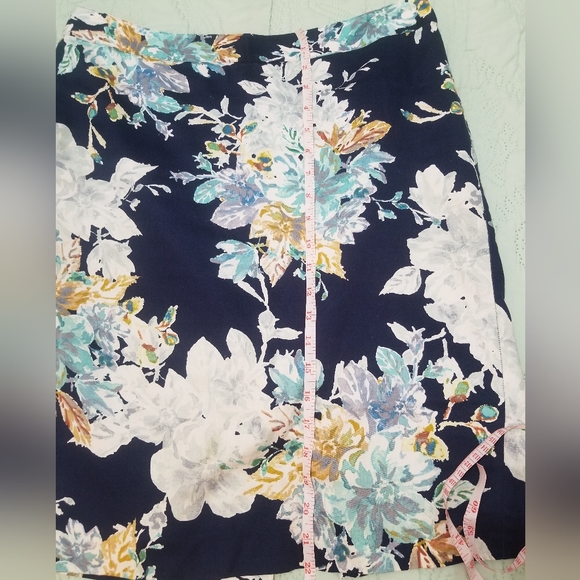 Van Heusen Studio Floral Pencil Skirt Size 8 - Picture 6 of 8